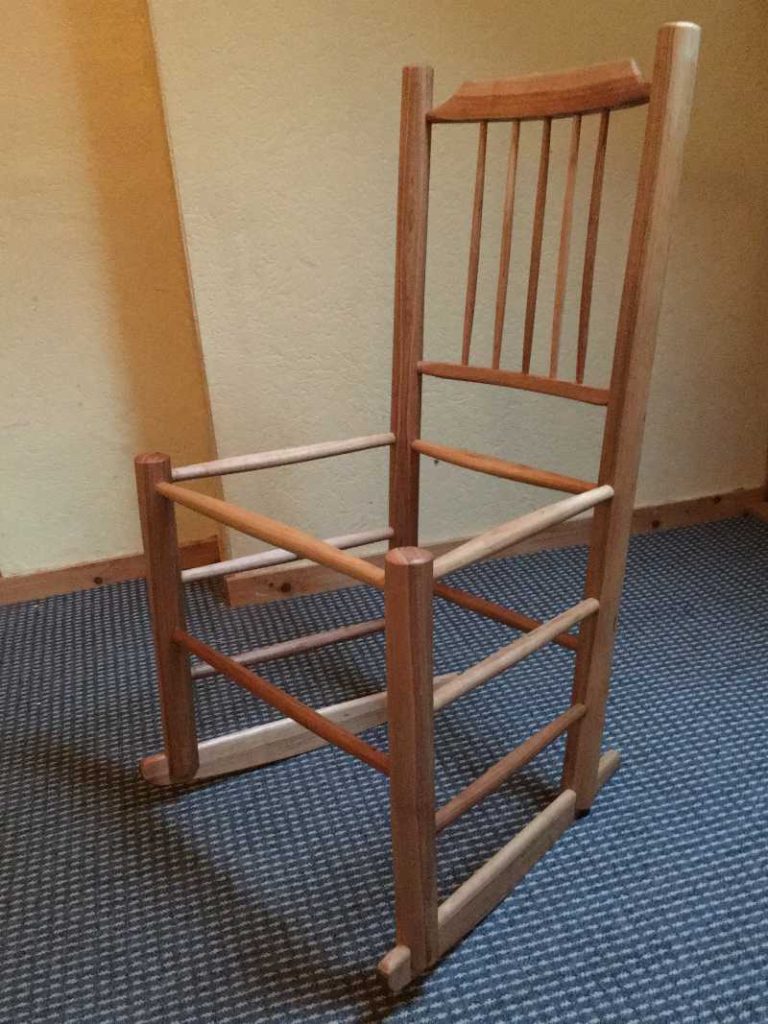 Wipp-Stuhl (Sitzhöhe ca. 47cm, Traubenkirsche, hier noch ohne Sitzgeflecht)
